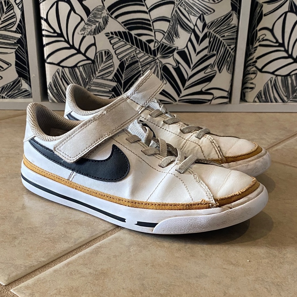 Nike Court Legacy White and Black Sneakers Youth Size 1